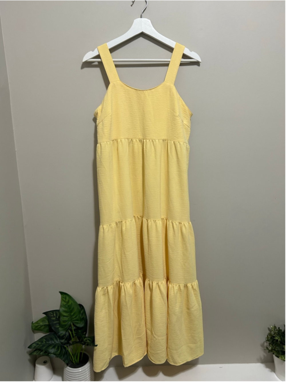 Women's Yellow Sleeveless Tiered Midi Dress Size M